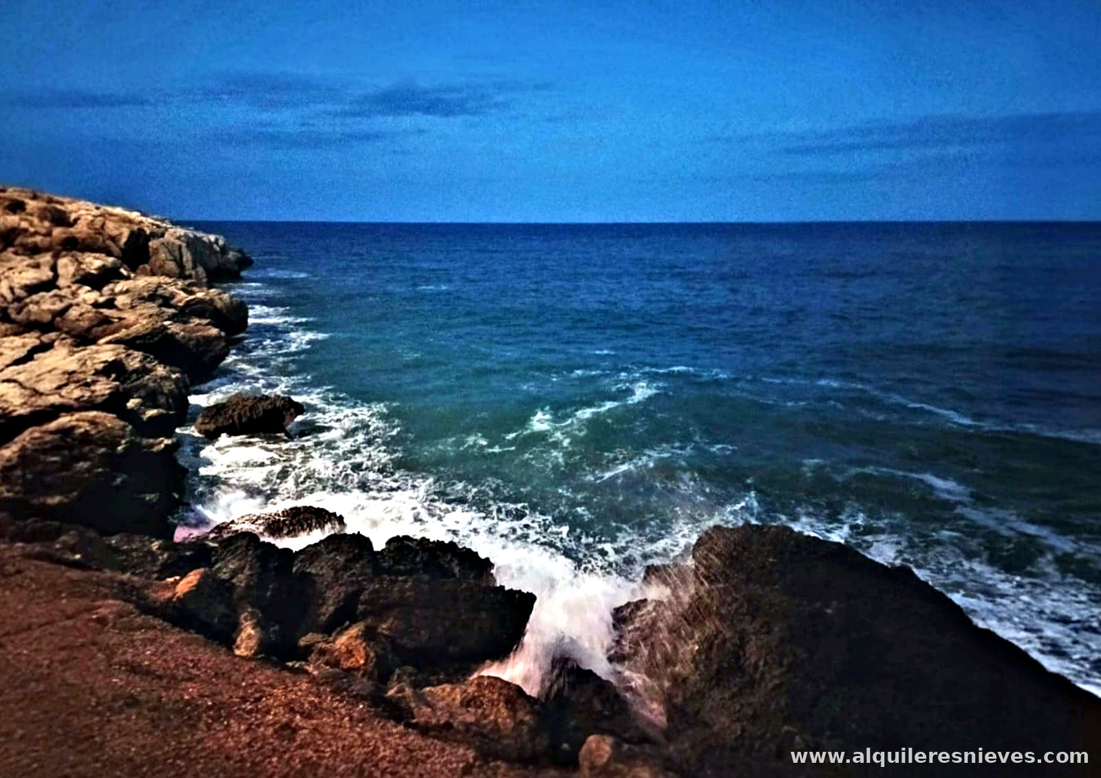 Côte d'Oropesa del Mar à la tombée de la nuit