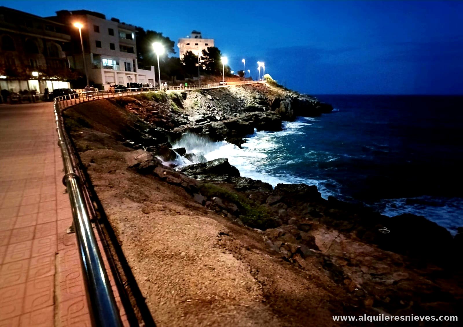 Côte d'Oropesa del Mar à la tombée de la nuit