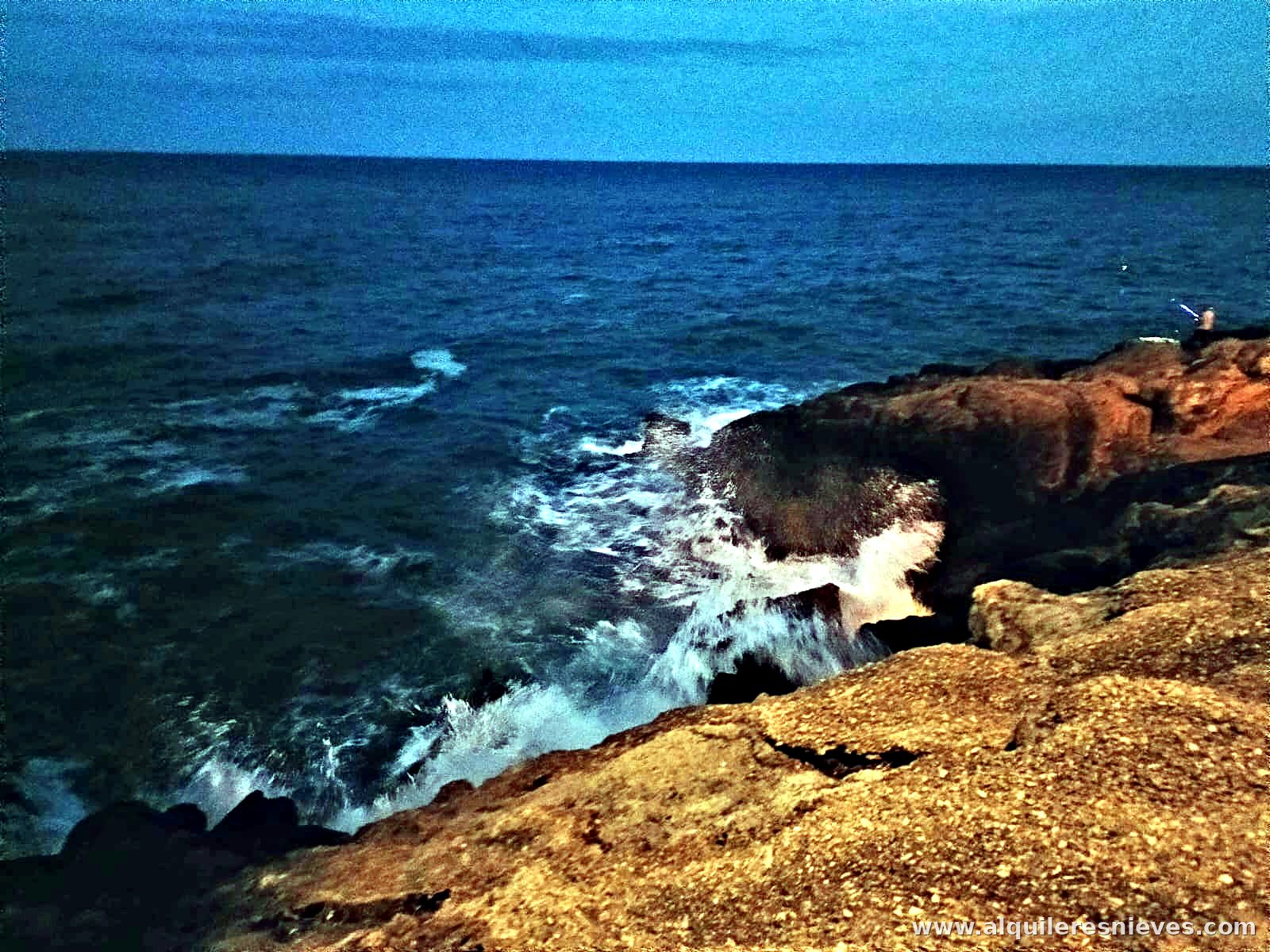 Côte d'Oropesa del Mar à la tombée de la nuit
