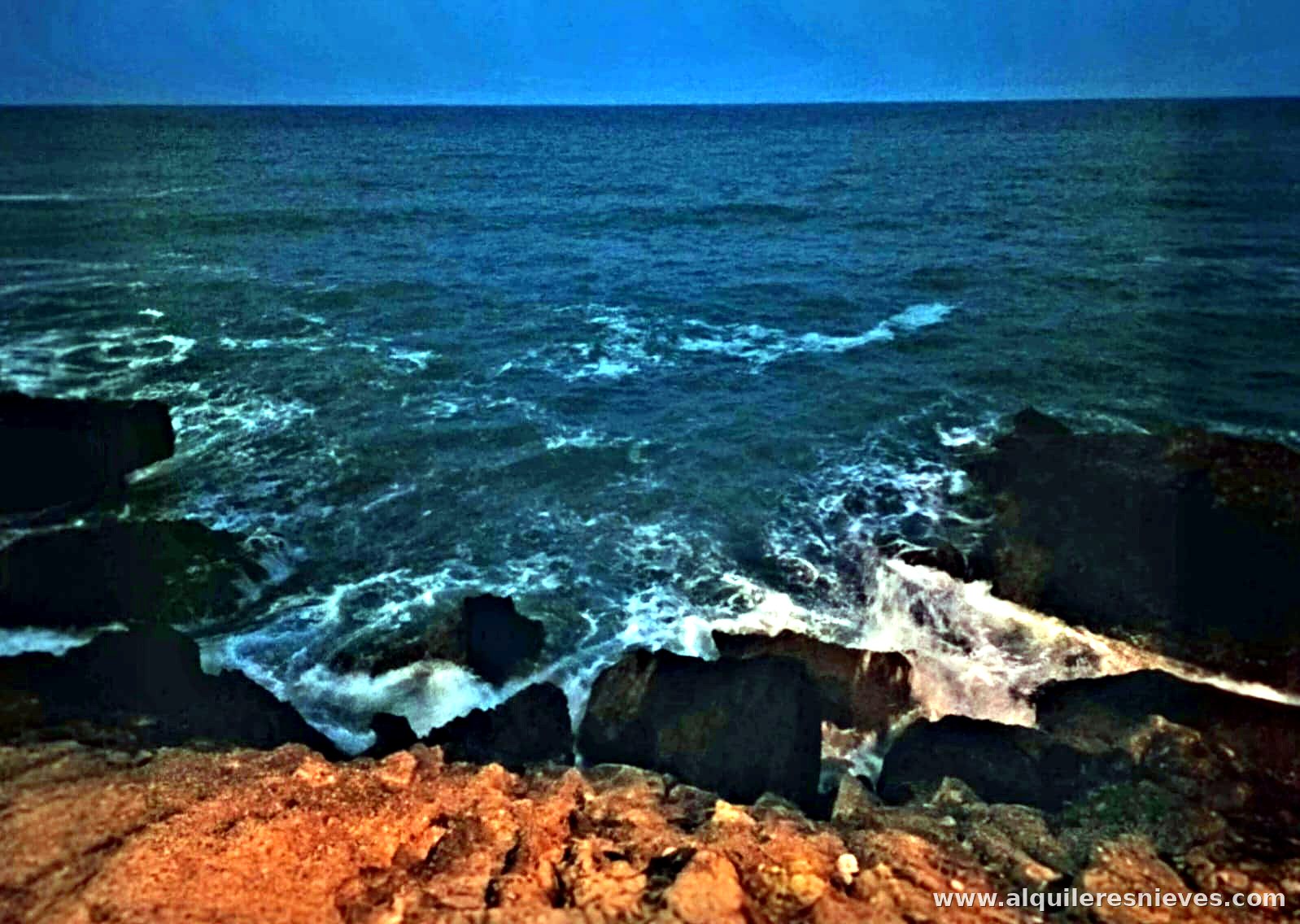 Côte d'Oropesa del Mar à la tombée de la nuit