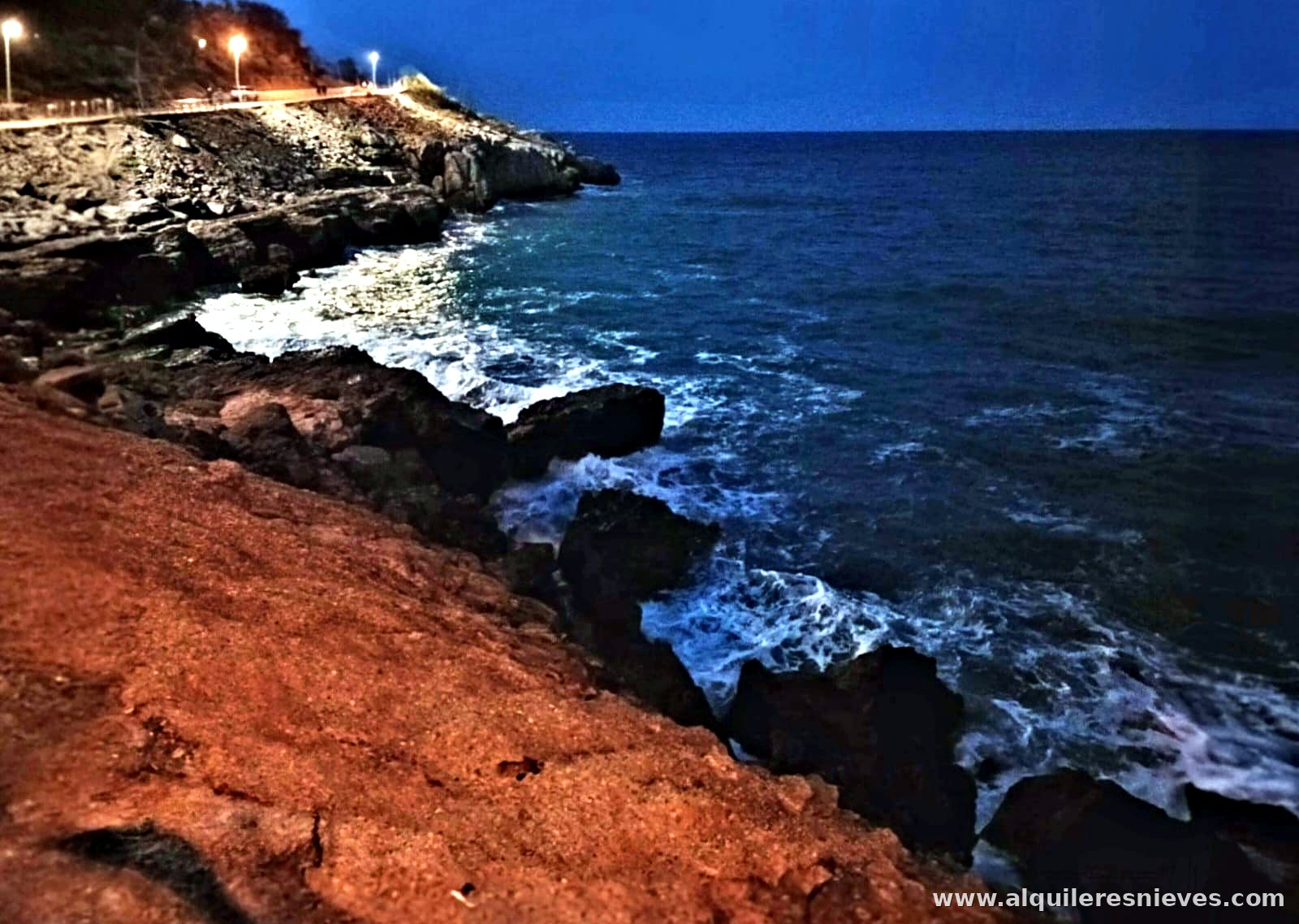 Côte d'Oropesa del Mar à la tombée de la nuit