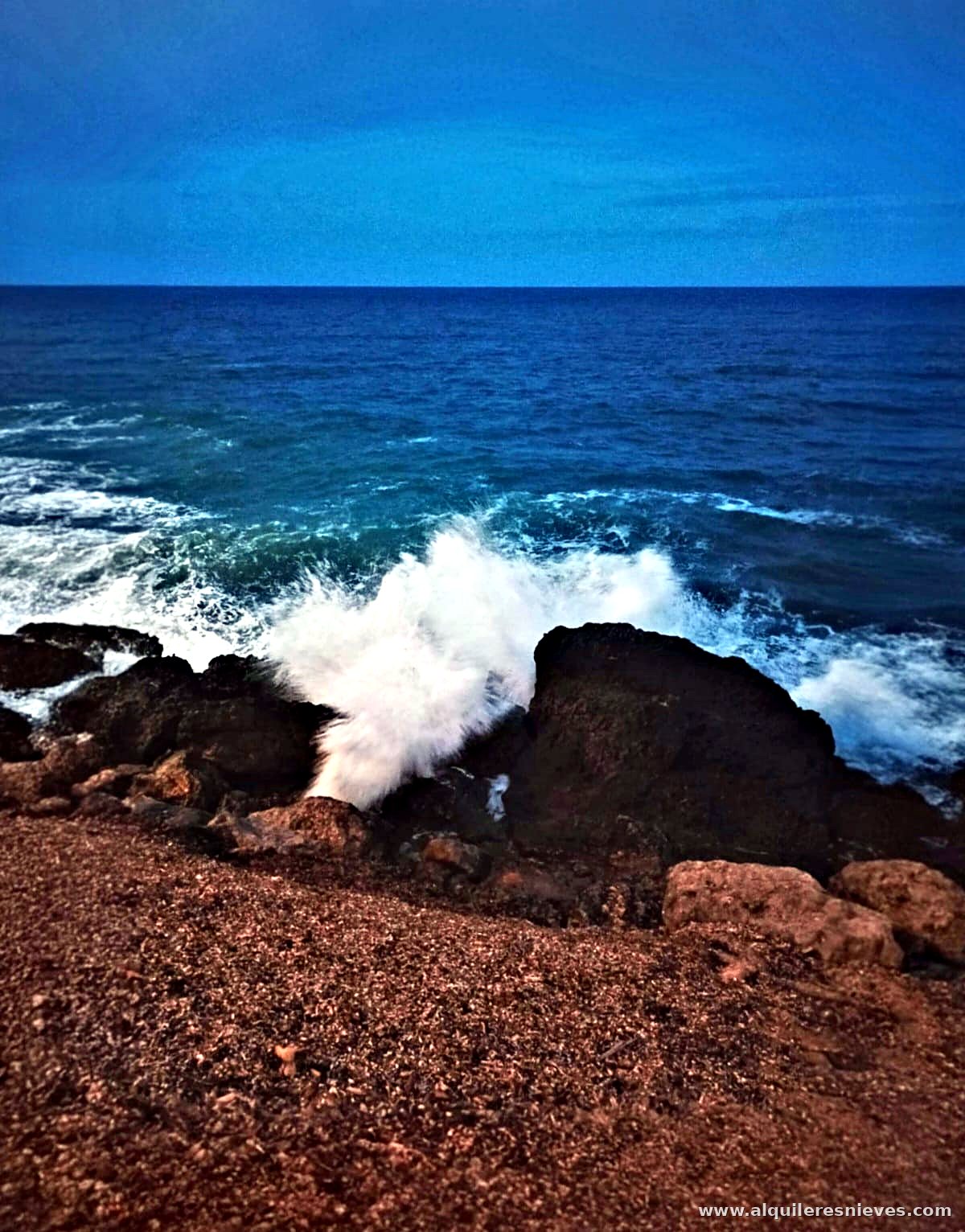 Côte d'Oropesa del Mar à la tombée de la nuit