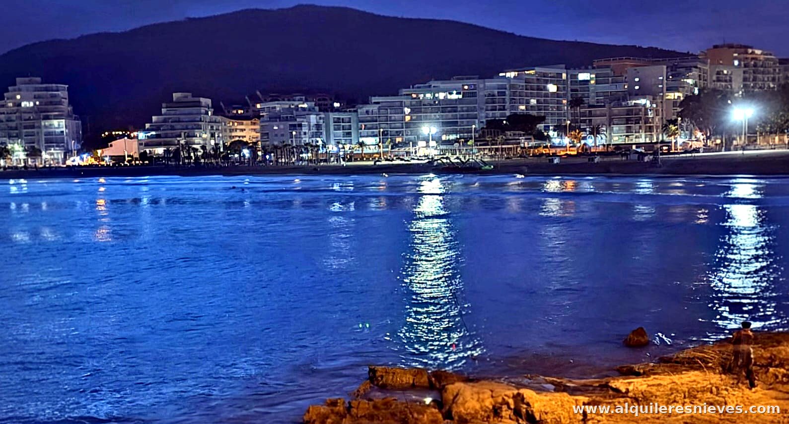 Côte d'Oropesa del Mar à la tombée de la nuit