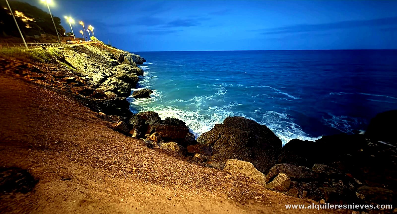 Côte d'Oropesa del Mar à la tombée de la nuit