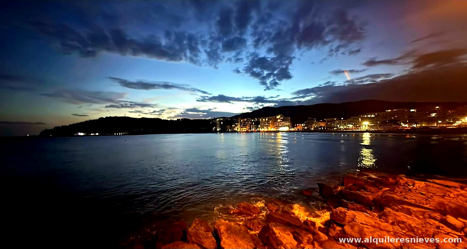 Côte d'Oropesa del Mar à la tombée de la nuit