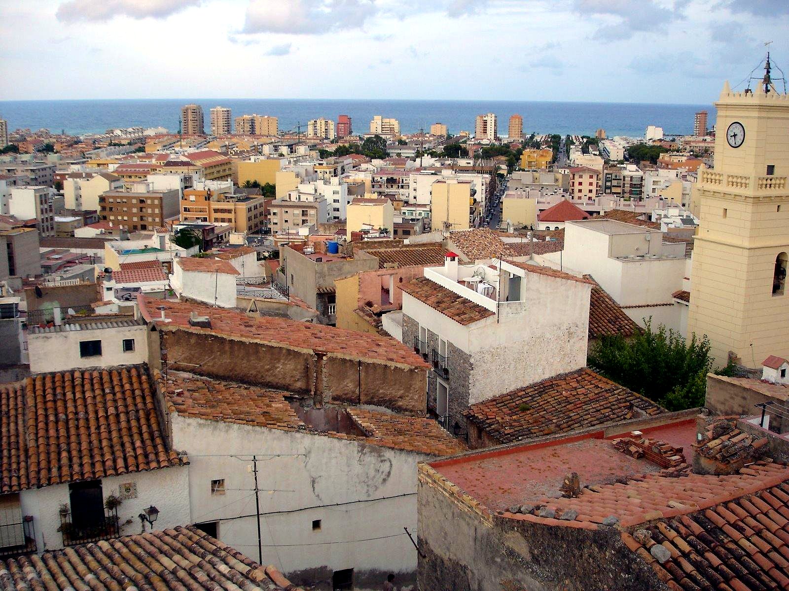Vue des toits d'Oropesa del Mar avec la mer en arrière-plan